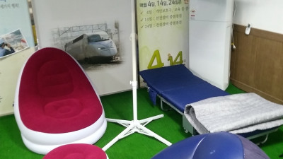 빈 공간을 채워줄 소파랑 파라솔이 왔습니다.