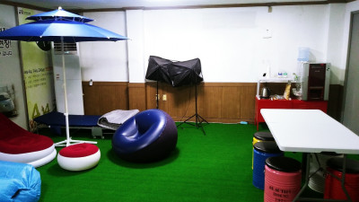 소파랑 파라솔이 추가되니 회사 휴식 공간 전체를 찍어봤어요.